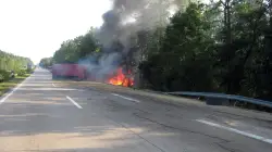 Lkw kippt um und brennt aus
