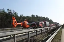 A7 : PKW gerät am Stauende unter LKW