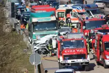 LKW übersieht Stauende auf A27