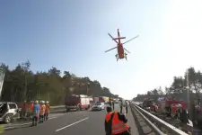 A7 : PKW gerät am Stauende unter LKW