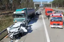 LKW übersieht Stauende auf A27
