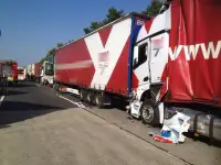 A7: Unfall in Baustelle mit sieben LKW - Vollsperrung