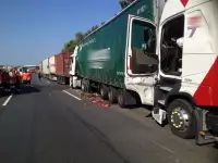 A7: Unfall in Baustelle mit sieben LKW - Vollsperrung