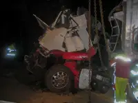 LKW-Fahrer nach Unfall eingeklemmt