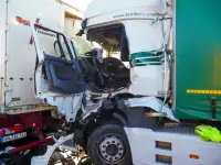 BAB7: Auffahrunfall mit drei LKW - Fahrer wird eingeklemmt