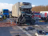 BAB7: LKW übersieht Stauende