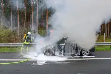 BAB7: PKW-Vollbrand auf der Standspur