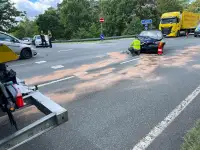 Auslaufende Betriebsstoffe auf Zufahrt