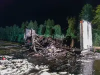 Stückgutauflieger brennt auf der A7 bei Bad Fallingbostel aus