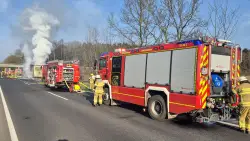 BAB27: LKW-Auflieger im Vollbrand