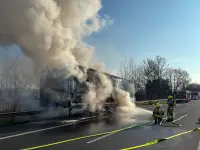 BAB27: LKW-Auflieger im Vollbrand