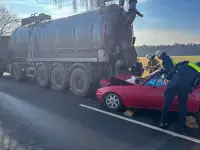 PKW kollidiert mit LKW – Fahrerin schwer verletzt