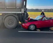 PKW kollidiert mit LKW – Fahrerin schwer verletzt