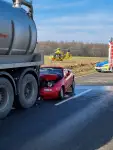 PKW kollidiert mit LKW – Fahrerin schwer verletzt