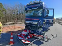 A27: LKW fährt in Absicherungsfahrzeug