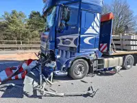A27: LKW fährt in Absicherungsfahrzeug