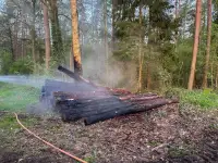 Brennt Holzstapel in Düshorn