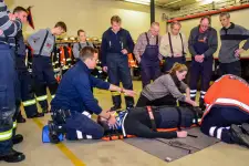 Ausbildung am Spineboard mit den Nachbarn