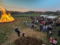 Osterfeuer mit Frühlingsvibes